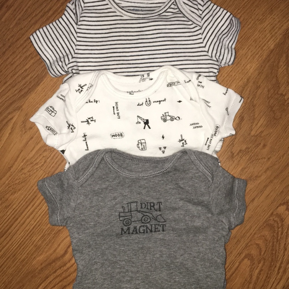 Bundle of 3 short sleeved onesies